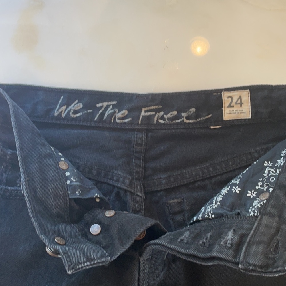 Black free people jean shorts. Only worn once ! - Picture 3 of 4